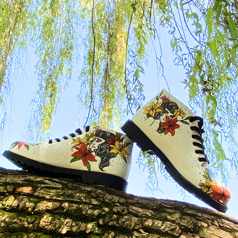 Botki z Miłośniczką Kwiatów białe z czarną podeszwą