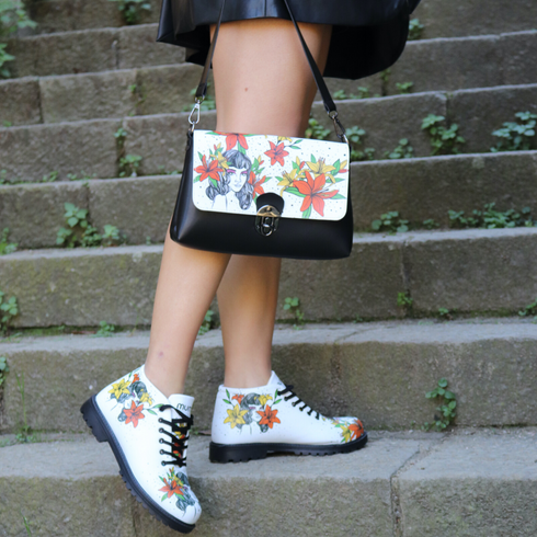 Botki z Miłośniczką Kwiatów białe z czarną podeszwą