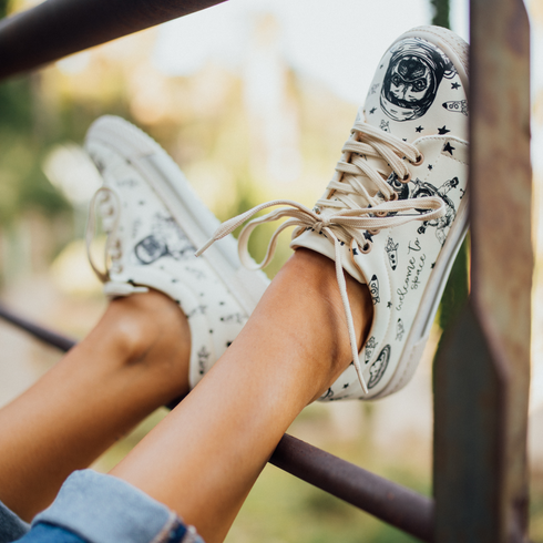 Sneakers - Mops, Pies Astronauta na śnieżno-białym tle