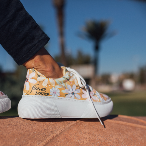Sneakersy na platformie w Kolorowe Kwiaty Stokrotki